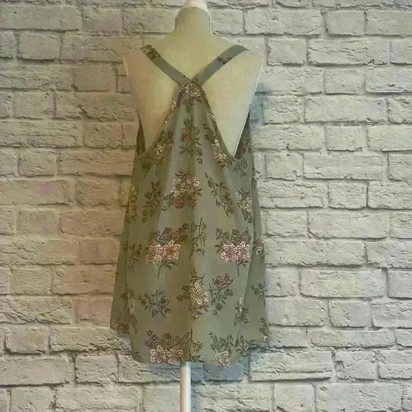 Pink Republic Woman's Tank Top Light Sage floral Size M - Picture 3 of 6